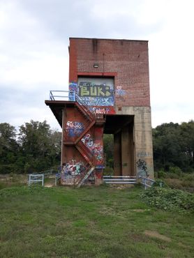 Ставшая жертвой вандалов с баллончиками с краской старая башня расположена в общественном парке на берегу Дип-Ривер