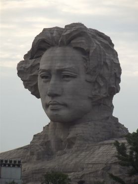 Гигантская голова Мао Цзэдуна