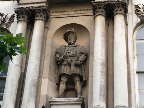Статуя короля Генриха VIII на здании Бартса в Лондоне 