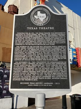 Указатель с исторической информацией о театре «Техас»