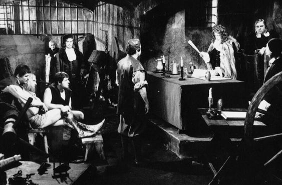 Кадр из фильма 1970 года об охоте на ведьм «Kladivo na čarodějnice» или «Молот ведьм»