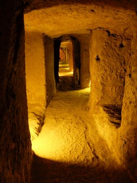 Туннели в подземном городе Нушабад