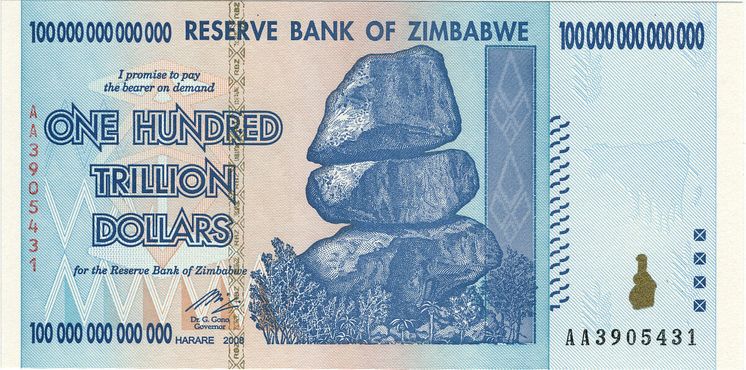 Старая банкнота Зимбабве номиналом 100 трлн долларов с балансирующими камнями