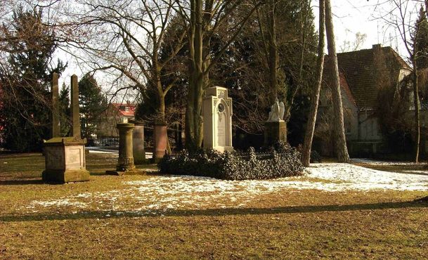 Могила Гаусса в окружении надгробий людей науки Гёттингена 