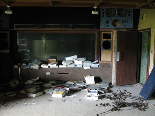 Руины студии в 2011 году