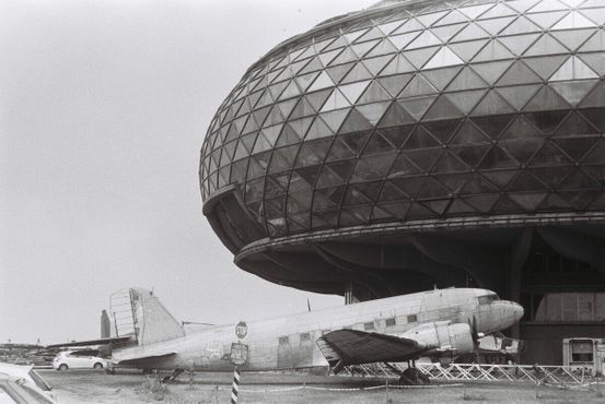 Транспортный самолет и здание музея