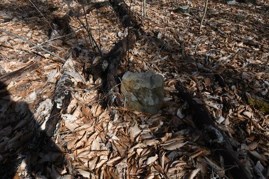 Некоторые надгробия сделаны из местных речных камней