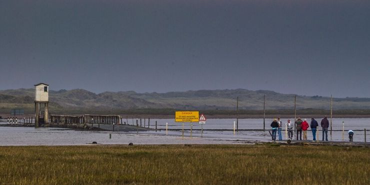 Дамба во время прилива