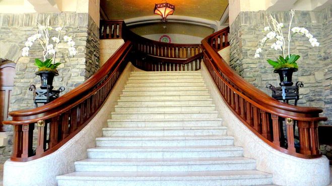 Лестница в отеле «Банф-Спрингс», на которой можно увидеть призрака в свадебном наряде