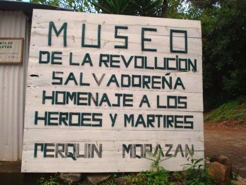 Знак у входа в Музей революции