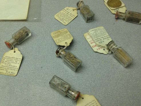 Крошечные кусочки уцелевшей хижины продавались в качестве сувениров многие годы после экспедиции Доннера