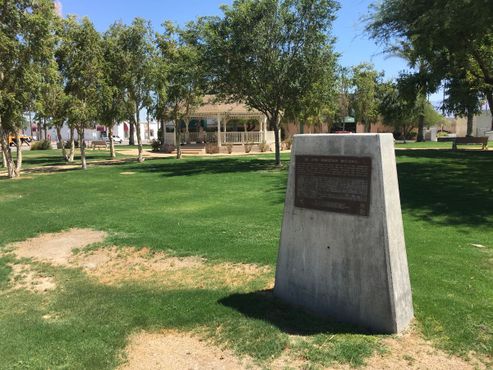 Памятник Джун Маккэрролл