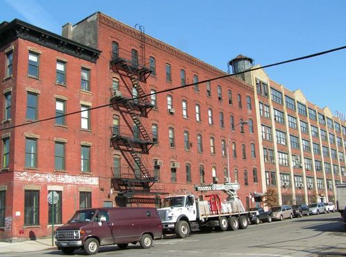 Бывшая карандашная фабрика на Гринпойнт-авеню