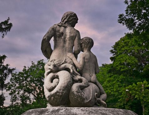 Вид сзади на две фигуры, венчающие фонтан в память об Энни Стюарт