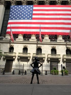 Статуя «Бесстрашная девочка» возле Нью-Йоркской фондовой биржи
