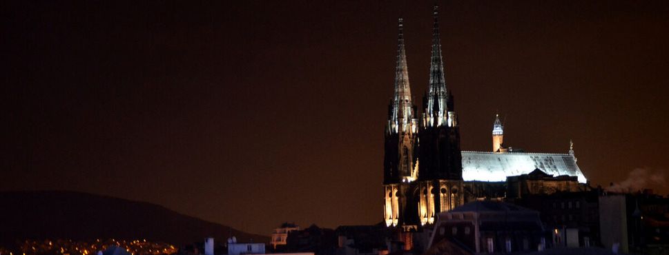 Ночное освещения собора Вознесения Девы Марии в Клермон-Ферран, вид с площади Жод