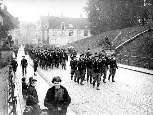 Солдаты, маршрующие через Мененские ворота (еще до основания современной версии) в начале Первой мировой войны