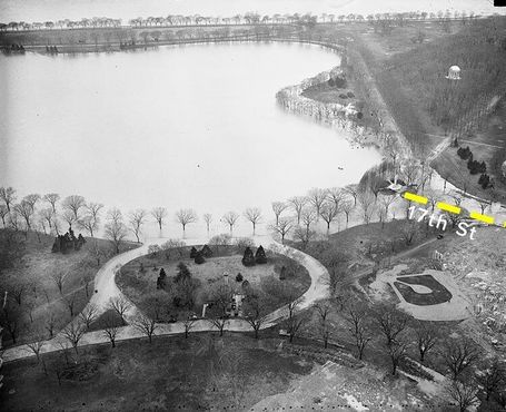 Фото с монумента Вашингтону. Жёлтые чёрточки указывают на 17-ю улицу