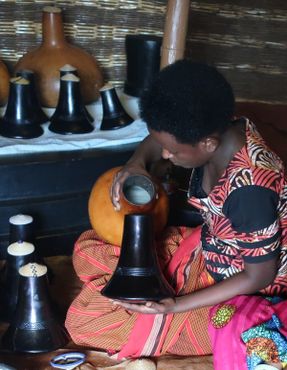 Женщина из племени бахима готовит эшабве из молока коров породы анколе