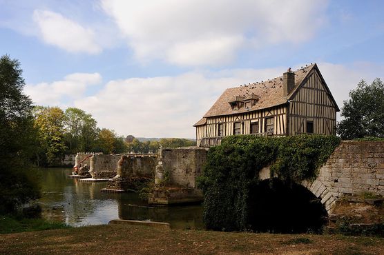 Мельничный домик и руины моста