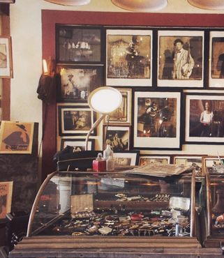 Портреты джазовых музыкантов, написанные Ли Крумом, в антикварном магазине