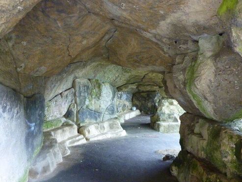 Рукотворная пещера на тропе