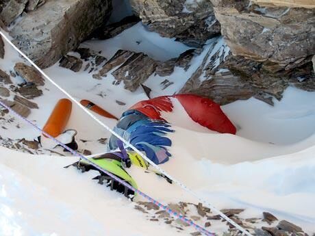 «Зеленые ботинки», тело альпиниста Цеванга Пальджора теперь служит маркером путевой точки, которую альпинисты используют, чтобы оценить, насколько близко они находятся к вершине