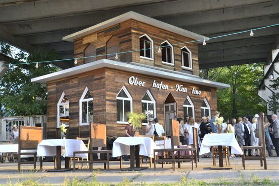 Берлинский ресторан «Оберхафенкантине» на своём нынешнем месте на Арена-Берлин 