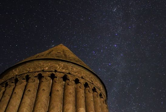 Галактика Андромеда над башней Радекан