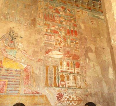 Потрясающие краски, подобные этим, когда-то покрывали большую часть храма