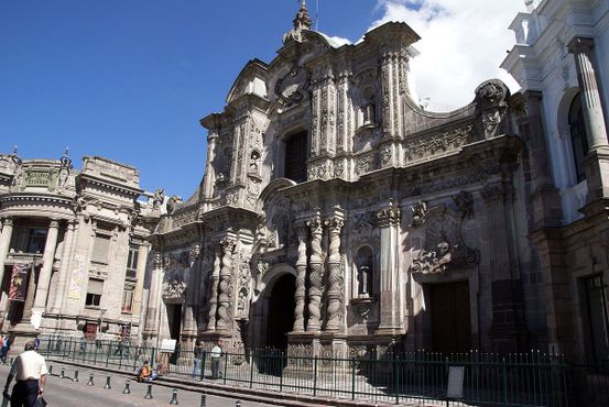 Церковь Ла-Компанья на улице Гарсия Морено и каменный крест слева 