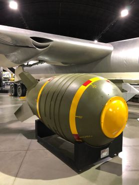 Атомная бомба "Марк 6". На заднем плане - бомбардировщик B-36.