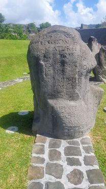 Надписи на камне