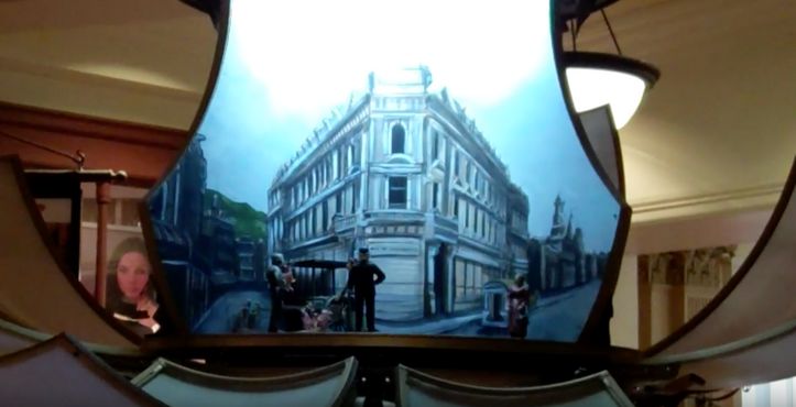 Анимированное изображение здания старого банка в часах
