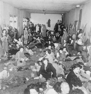 Освобождение концлагеря Берген-Бельзен в апреле 1945 года: женщины и дети содержались вместе в одной из хижин лагеря