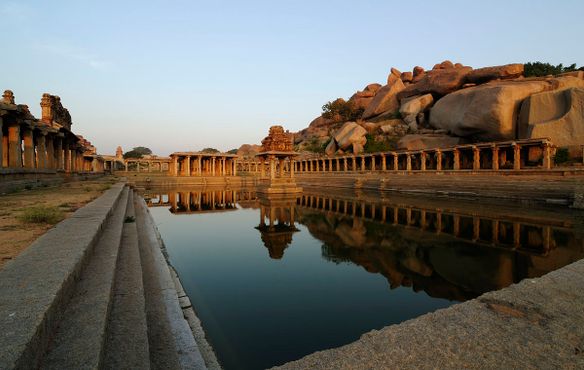Священный пушкарани (резервуар для воды), расположенный на восточной стороне храма Кришны в Хампи