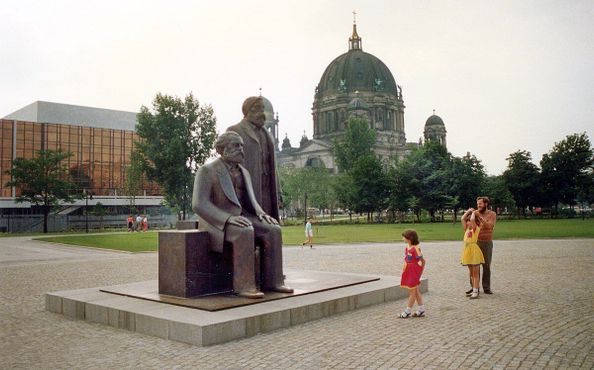 Форум Маркса и Энгельса, ГДР, лето 1986 года
