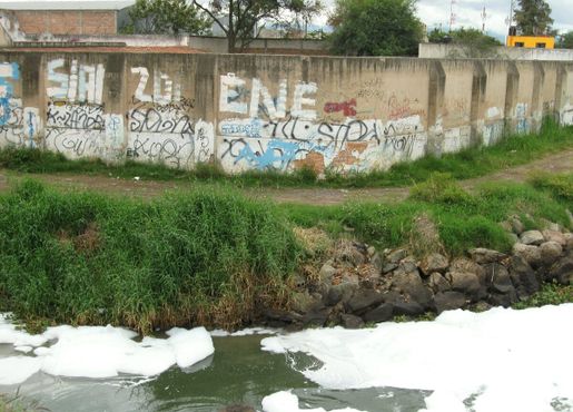 Пена на реке на фоне граффити