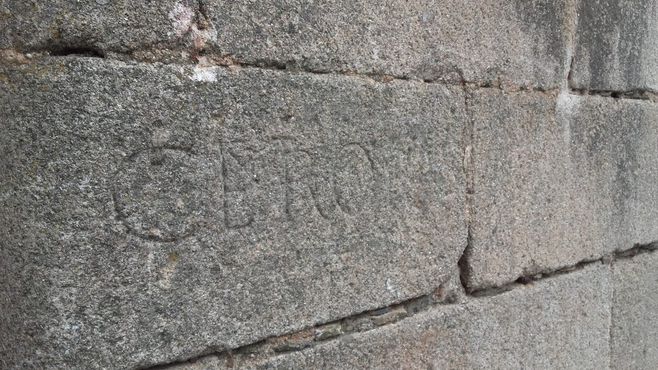 Надпись на камне указывает на то, что когда-то здесь находилось кладбище