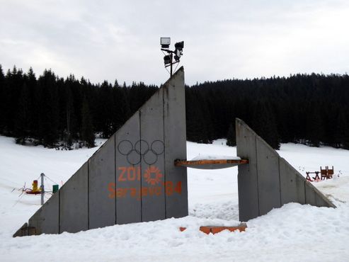 Олимпийский пьедестал, изрешеченный пулевыми отверстиями во время войны, восстановлен до своего первоначального состояния