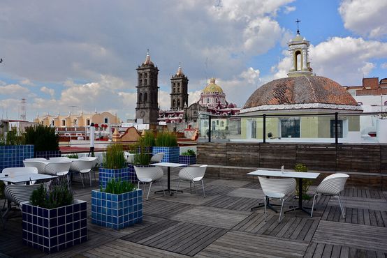 Терраса кафе на крыше музея с видом на собор