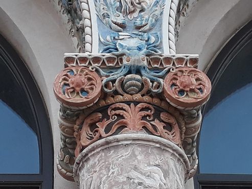 Декоративные элементы на колоннах