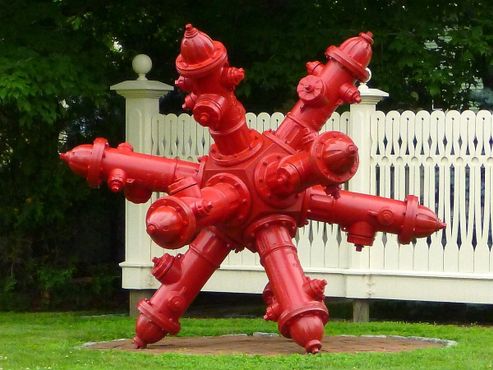 Скульптура из гидрантов