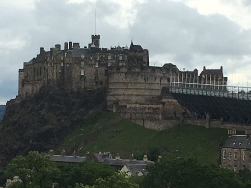 Вид на Эдинбургский замок с вершины Национального музея