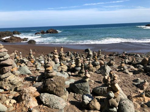 Сад камней на пляже Пьедра-Колорада