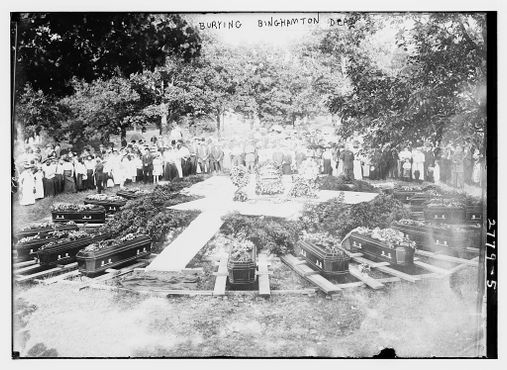 Похороны погибших в пожаре на Бингемтонской швейной фабрике 1913 года
