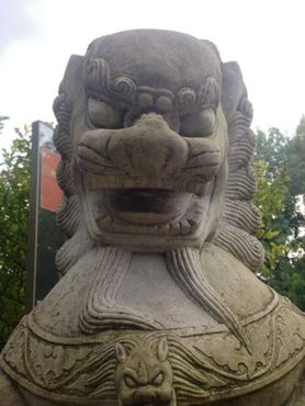 Каменный лев охраняет Китайский сад