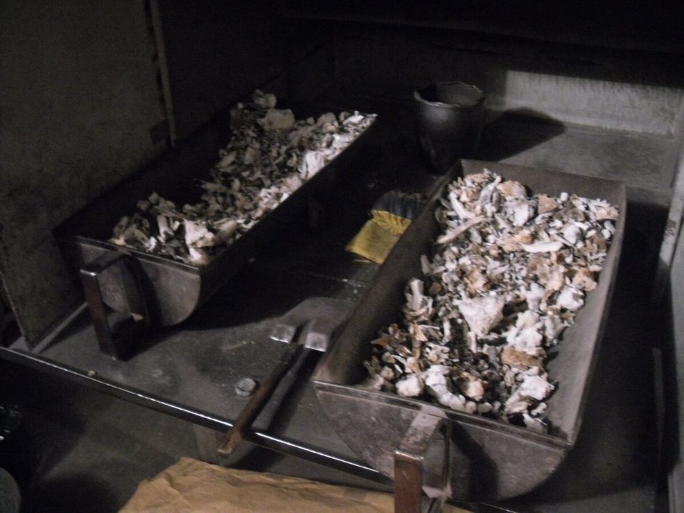 Сколько горят кости. Крематорий кремирование. Крематорий 1998. Кремация прах крематорий.