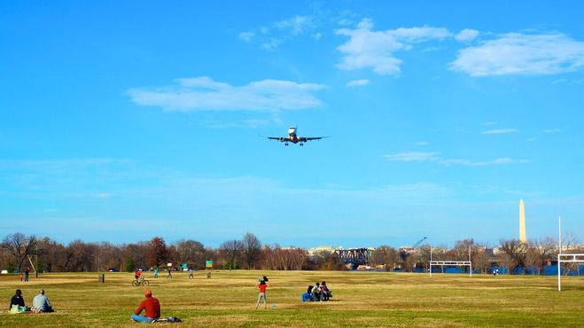 Самолёт над парком Грейвелли-Пойнт, направляющийся на посадку в национальный аэропорт Рейгана 