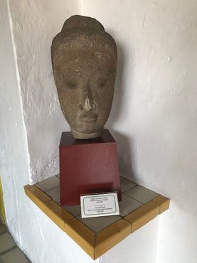 Древняя резная каменная голова Будды из Сиама